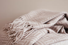 Carica l'immagine nel visualizzatore di Gallery, plaid e coperte pubblicitari in acrilico colore marrone_marrone 122291171 DET06