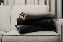 Carica l'immagine nel visualizzatore di Gallery, plaid e coperte da personalizzare in rpet colore grigio_grigio 12293663 DET08