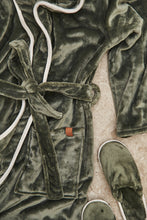 Carica l'immagine nel visualizzatore di Gallery, accappatoi promozionali in rpet colore verde_verde 122321224 DET08