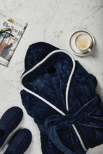 Carica l'immagine nel visualizzatore di Gallery, accappatoi personalizzati in rpet colore blu-navy_blu 122367737 DET06