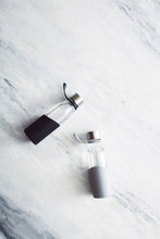 Carica l'immagine nel visualizzatore di Gallery, borracce personalizzate in vetro, silicone colore grigio_grigio 122322684 DET08