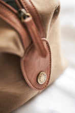 Carica l'immagine nel visualizzatore di Gallery, pochette e beauty case stampate con logo in rpet, pu colore marrone_marrone 122327731 DET07