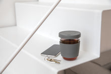 Carica l'immagine nel visualizzatore di Gallery, tazze termiche e bicchieri con tappo personalizzate in vetro, silicone colore grigio_grigio 121714987 DET08