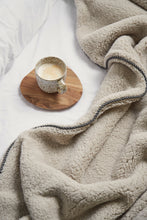 Carica l'immagine nel visualizzatore di Gallery, plaid e coperte pubblicitari in rpet, poliestere colore marrone_marrone 1294121 DET05