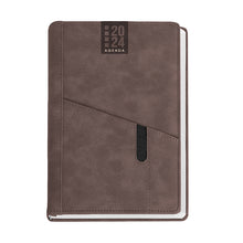 Carica l'immagine nel visualizzatore di Gallery, agenda da personalizzare 2024 in poliuretano marrone 041687590 VAR02