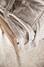 Carica l&#39;immagine nel visualizzatore di Gallery, accappatoi da personalizzare in rpet colore grigio_grigio 122321224 DET09
