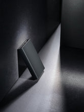 Carica l&#39;immagine nel visualizzatore di Gallery, power bank da personalizzare in alluminio riciclato, abs riciclato colore grigio_grigio 121703985 DET08
