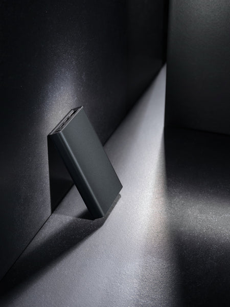 Carica l&#39;immagine nel visualizzatore di Gallery, power bank da personalizzare in alluminio riciclato, abs riciclato colore grigio_grigio 121703985 DET09
