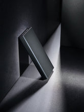 Carica l&#39;immagine nel visualizzatore di Gallery, power bank da personalizzare in alluminio riciclato, abs riciclato colore grigio_grigio 121703986 DET08
