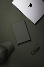 Carica l&#39;immagine nel visualizzatore di Gallery, taccuini e block notes promozionali in pu, carta colore verde_verde 122349027 DET08
